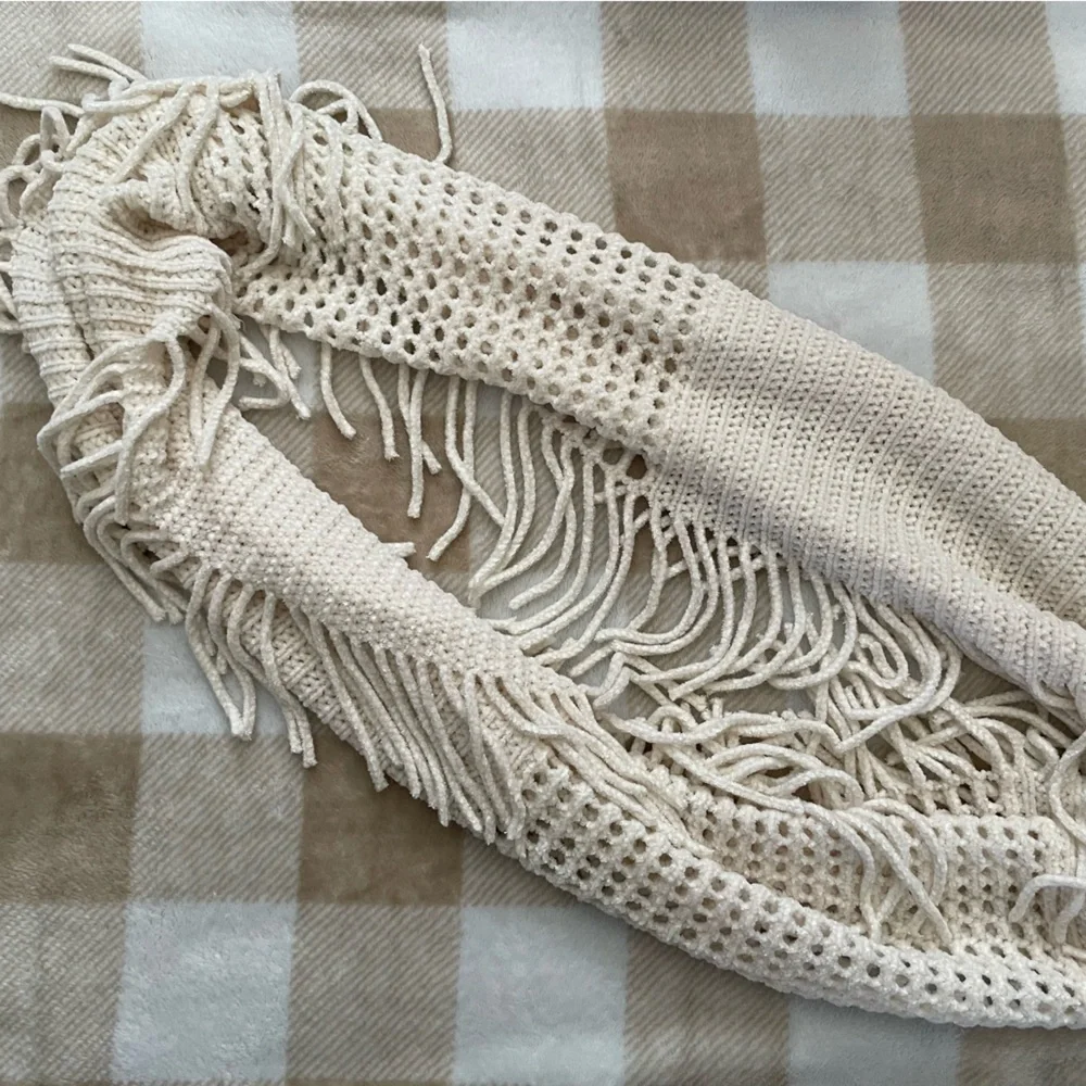 NWT Francesca’s Ivory Super Soft Crochet Fringe Scarf